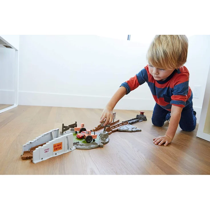 Mattel Disney Cars FLK03 Disney Cars Smokeys Traktor-Trainingspiste, braun – Bild 2