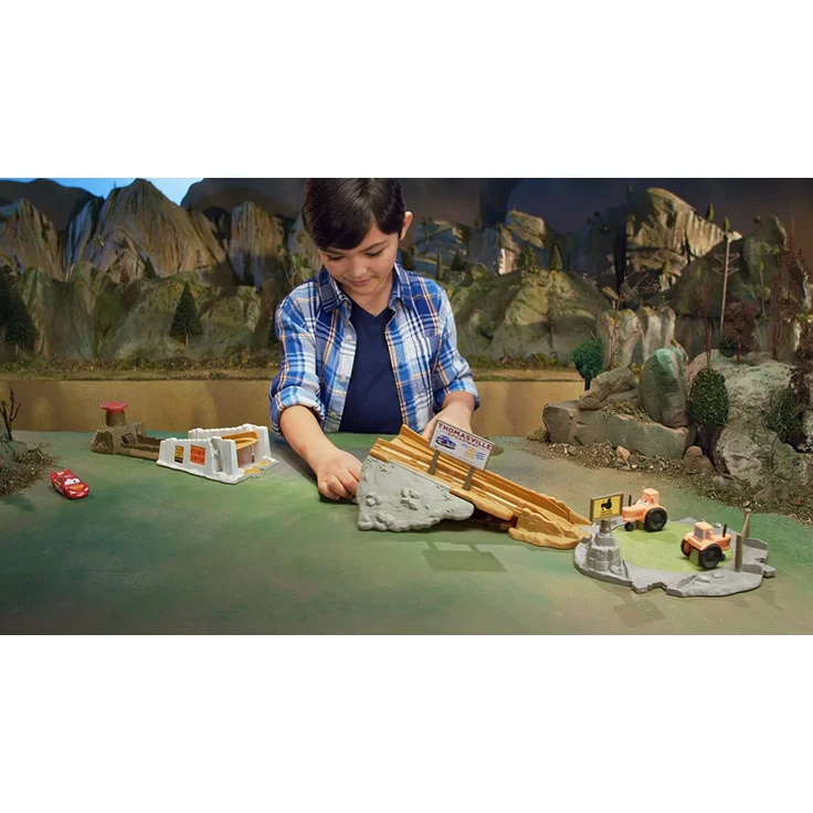 Mattel Disney Cars FLK03 Disney Cars Smokeys Traktor-Trainingspiste, braun – Bild 7