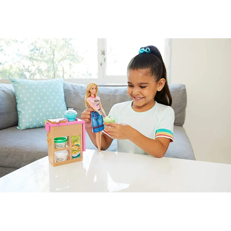 Barbie GHK43 - Pasta-Spielset mit Puppe (blond) und Arbeitsbereich, mit Zubehör und Spielknete, Spielzeug ab 4 Jahren – Bild 1