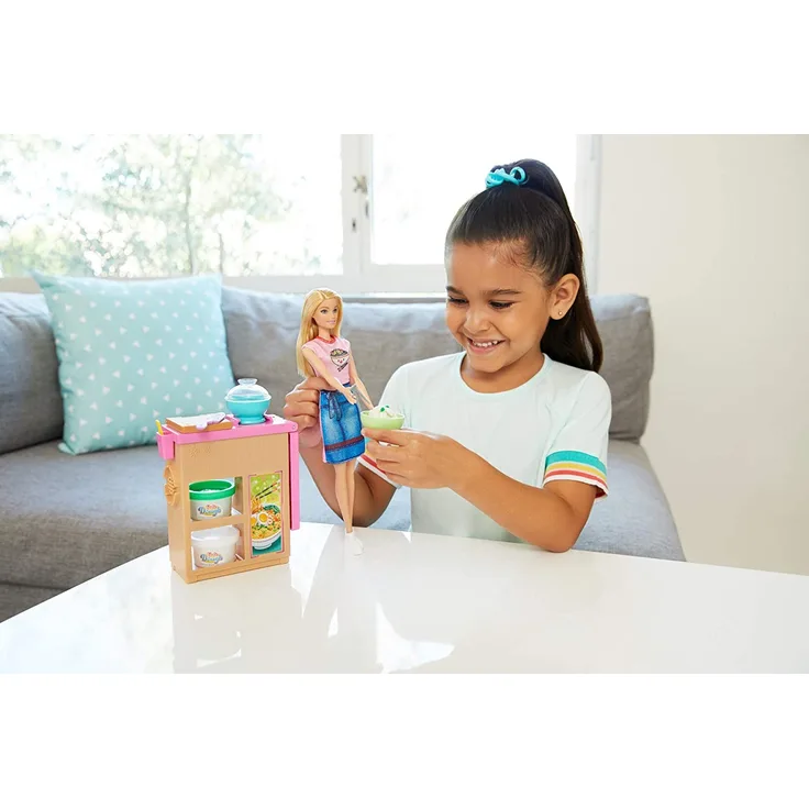 Barbie GHK43 - Pasta-Spielset mit Puppe (blond) und Arbeitsbereich, mit Zubehör und Spielknete, Spielzeug ab 4 Jahren