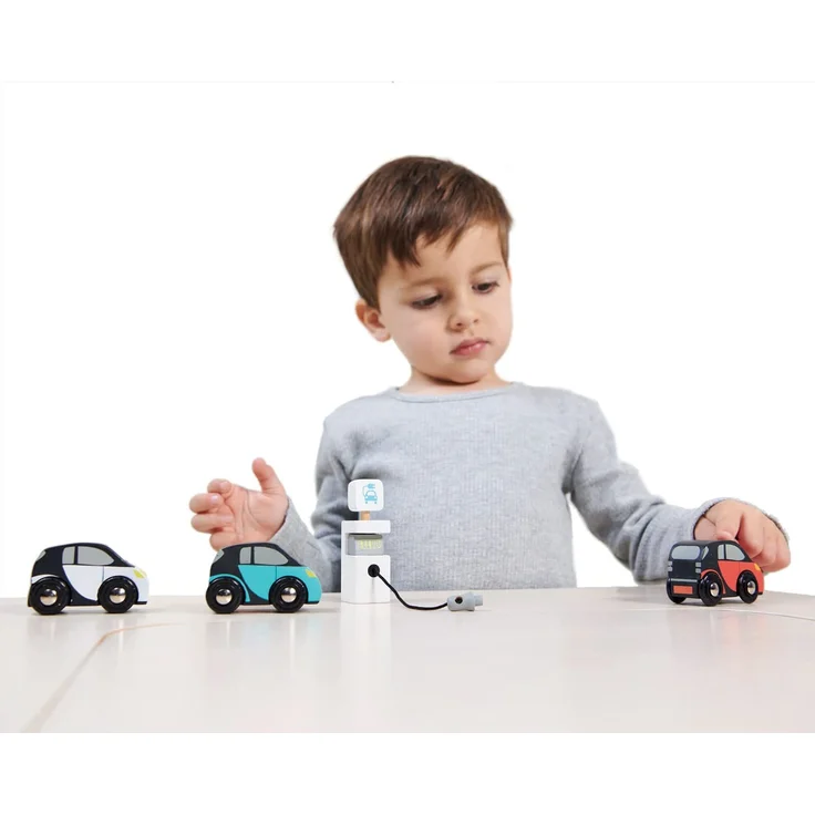 Holzspielzeug, 3 Elektro Autos mit Aufladestation, von tender leaf toys – Bild 4