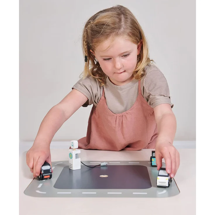 Holzspielzeug, 3 Elektro Autos mit Aufladestation, von tender leaf toys – Bild 5