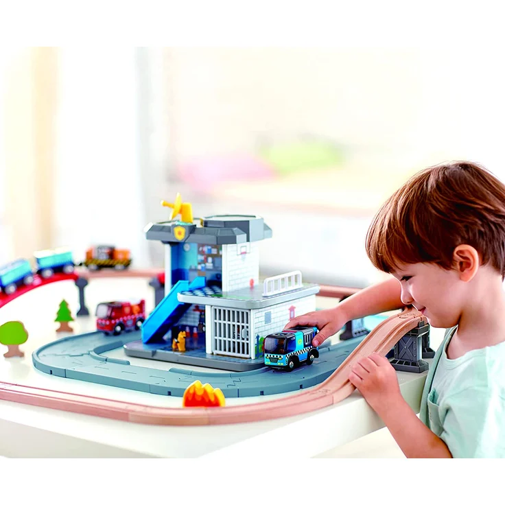 Hape E3738 Polizeiauto mit Sirene, Spielfigur &-Fahrzeug, Eisenbahnwelt, blau – Bild 6