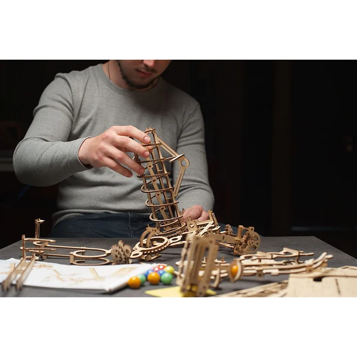Ugears Murmelbahn mit Spiralaufzug – Bild 6