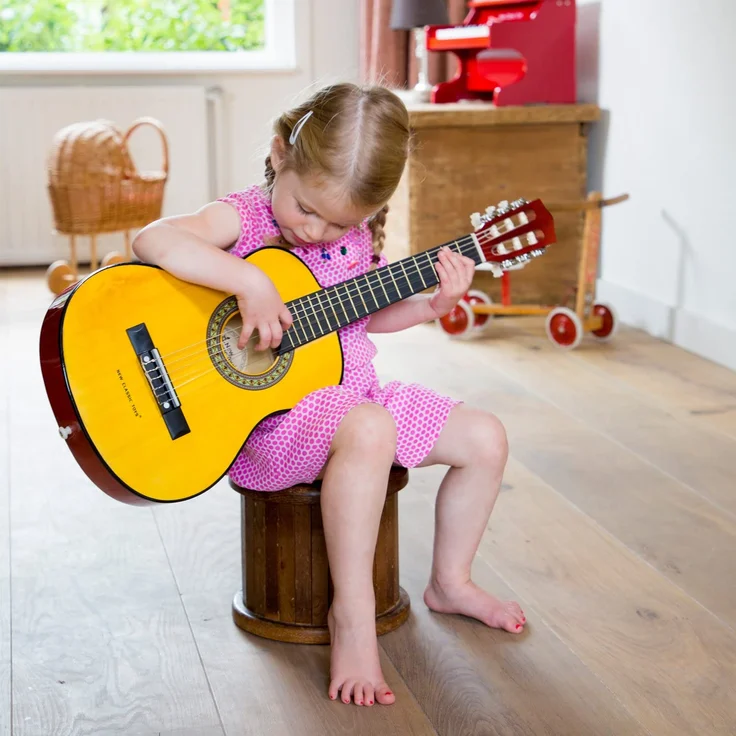 New Classic Toys - 10304 - Musikinstrument - Spielzeug Holzgitarre - Deluxe - Naturell, Kinder (Unisex) – Bild 9