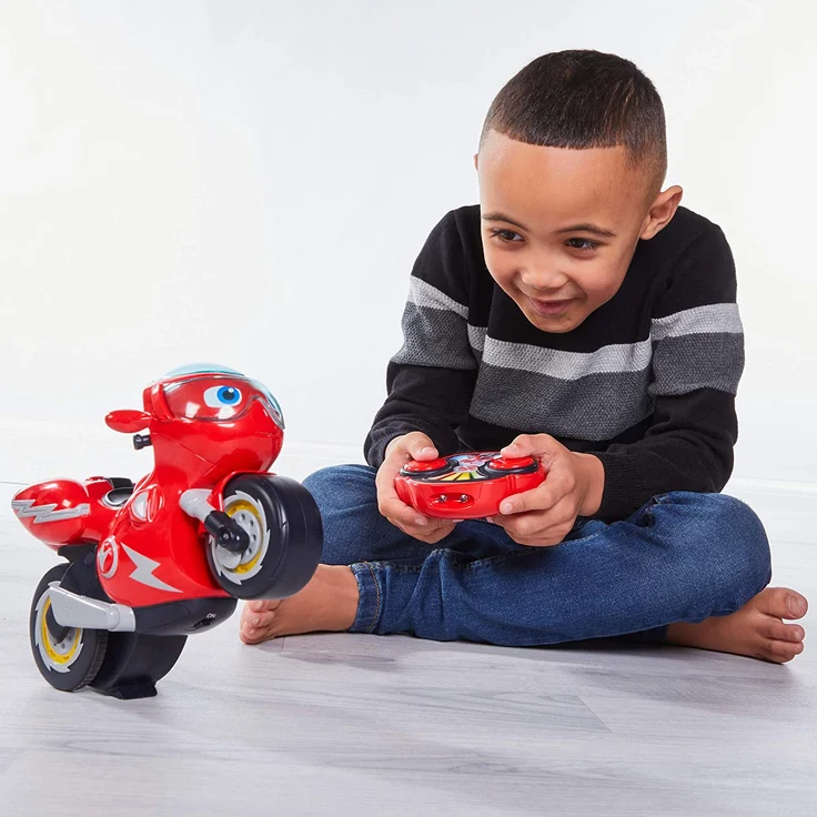 RC Turbo Trick Ricky, das Stuntmotorrad mit Fernsteuerung macht Wheelies und atemberaubende 360-Grad Drehungen, Ricky Zoom liefert perfekte Abenteuer für Kinder im Vorschulalter und Fans der Serie! – Bild 5