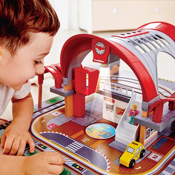 Hape E3725 - Großstadtbahnhof inklusive Zubehör - Holzeisenbahn mit Bahnhof ab 3 Jahre geeignet – Bild 4
