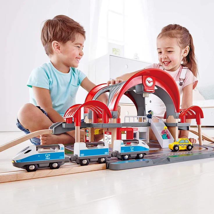 Hape E3725 - Großstadtbahnhof inklusive Zubehör - Holzeisenbahn mit Bahnhof ab 3 Jahre geeignet – Bild 3