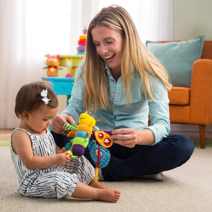 Lamaze LC27024 Baby Spielzeug "Freddie, das Glühwürmchen" Clip & Go, Hochwertiges Kleinkindspielzeug, Greifling Anhänger zur Stärkung der Eltern-Kind-Beziehung, Baby Mobile, Weihnachtsgeschenk, ab 0 Monaten - Preisvergleich – Bild 3
