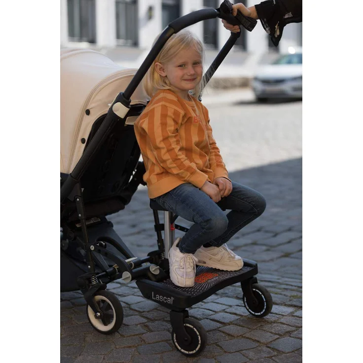 Lascal BuggyBoard Maxi+, Kinderbuggy Trittbrett mit großer Stehfläche und Saddle, Kinderwagen Zubehör für Kinder von 2-6 Jahren (22 kg), kompatibel mit fast jedem Buggy und Kinderwagen, schwarz – Bild 6