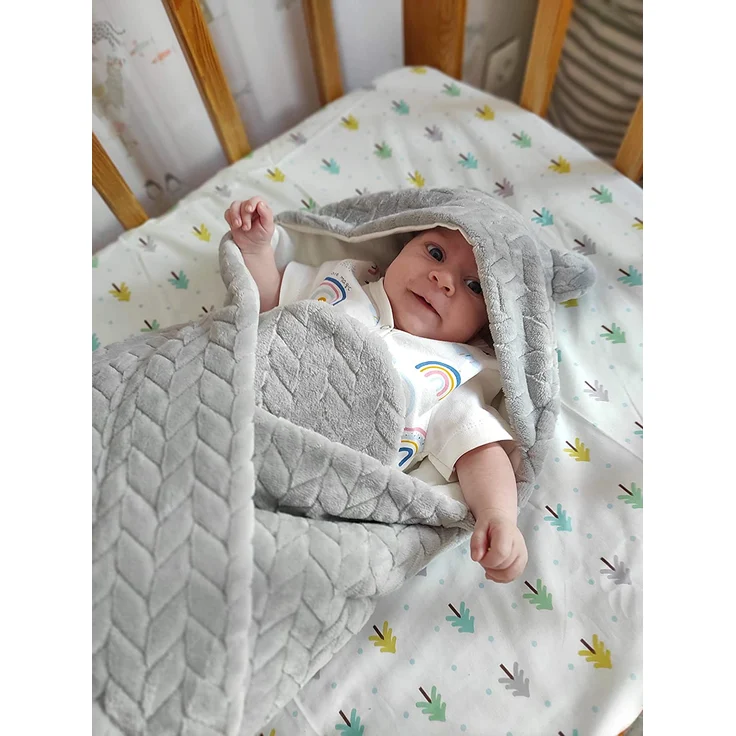 Universelle, weiche Einschlagdecke mit Kapuze für Neugeborene und für Jungen und Mädchen bis ca. 9 Monate. Eignet sich für Kinderwagen, Babyschale, Kindersitz oder Babybett! Ganzjährig nutzbar. – Bild 6