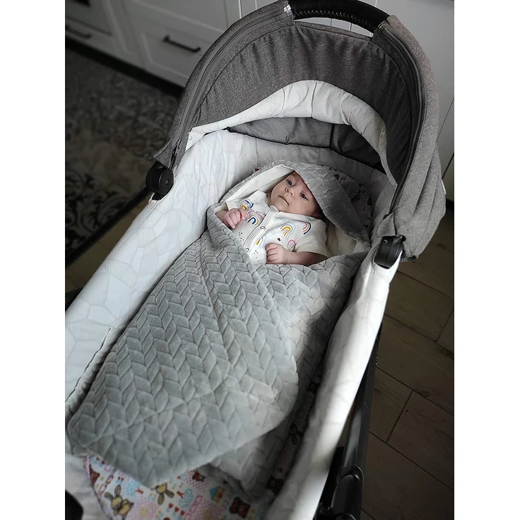 Universelle, weiche Einschlagdecke mit Kapuze für Neugeborene und für Jungen und Mädchen bis ca. 9 Monate. Eignet sich für Kinderwagen, Babyschale, Kindersitz oder Babybett! Ganzjährig nutzbar. – Bild 5