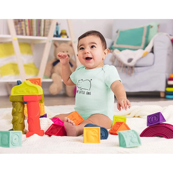 B. toys Baby Spielzeug Weiche Bauklötze, Bausteine Motorikspielzeug, Lernspielzeug, Stapelwürfel mit Buchstaben und Tieren ab 6 Monate (26 Teile) – Bild 4