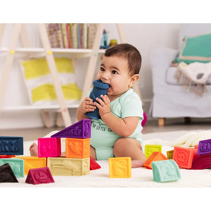 B. toys Baby Spielzeug Weiche Bauklötze, Bausteine Motorikspielzeug, Lernspielzeug, Stapelwürfel mit Buchstaben und Tieren ab 6 Monate (26 Teile) – Bild 2