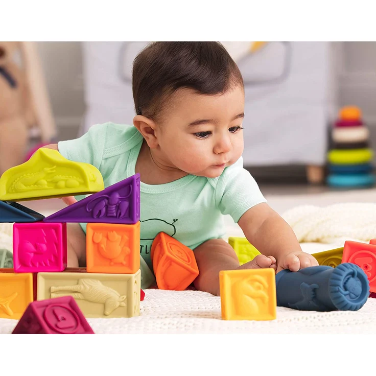 B. toys Baby Spielzeug Weiche Bauklötze, Bausteine Motorikspielzeug, Lernspielzeug, Stapelwürfel mit Buchstaben und Tieren ab 6 Monate (26 Teile) – Bild 3
