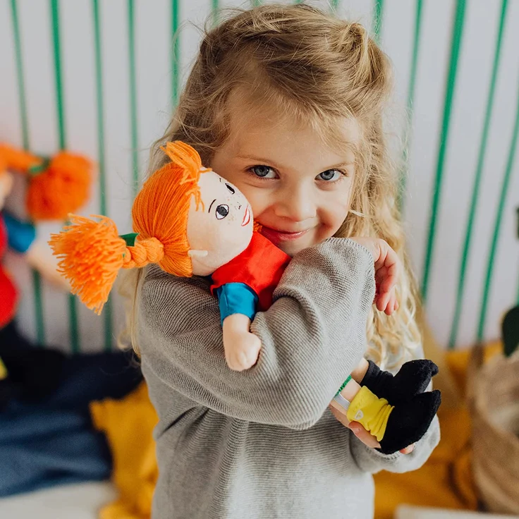 Micki & Friends Pippi Langstrumpf Puppe, 20cm – süße Stoffpuppe für Mädchen und weiche Kuschelpuppe ab 10 Monaten – Anziehpuppe und Plüschpuppe als z. B. Taufgeschenke für Mädchen – Bild 3