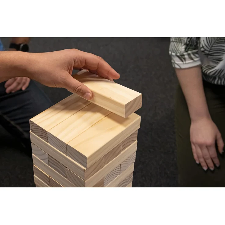 Idena 40087 - Wackelturm Spiel aus Holz, Geschicklichkeitsspiel mit 54 Bausteinen und Aufbewahrungsbeutel, ca. 8 x 8 x 26 cm großer Stapelturm – Bild 7