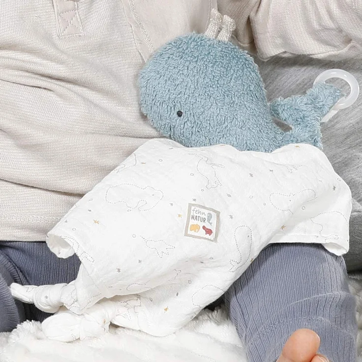 Fehn 056068 Schmusetuch Wal fehnNATUR – Stofftier-Schnuffeltuch aus zertifizierter Bio-Baumwolle (kbA) mit Schnuller-Befestigung für Babys & Kleinkinder ab 0+ Monaten – Bild 4