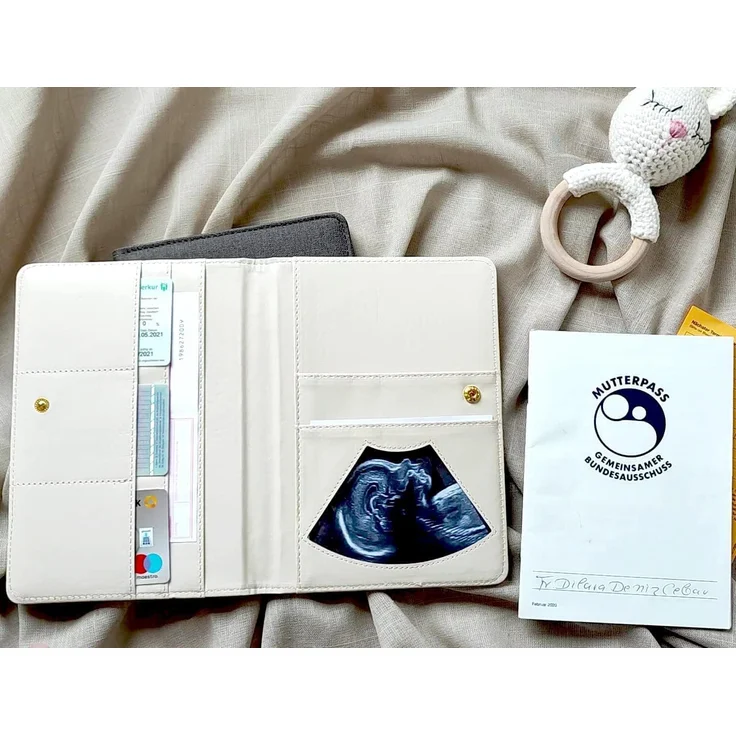 Bl4ckPrint - Mutterpasshülle aus Kunstleder Organizer für Impfpass Mutterpass Ultraschallbilder mit vielen Fächern - Deutscher und Österreichischer Mutterpass als Geschenk für Schwangere(Creme) – Bild 7