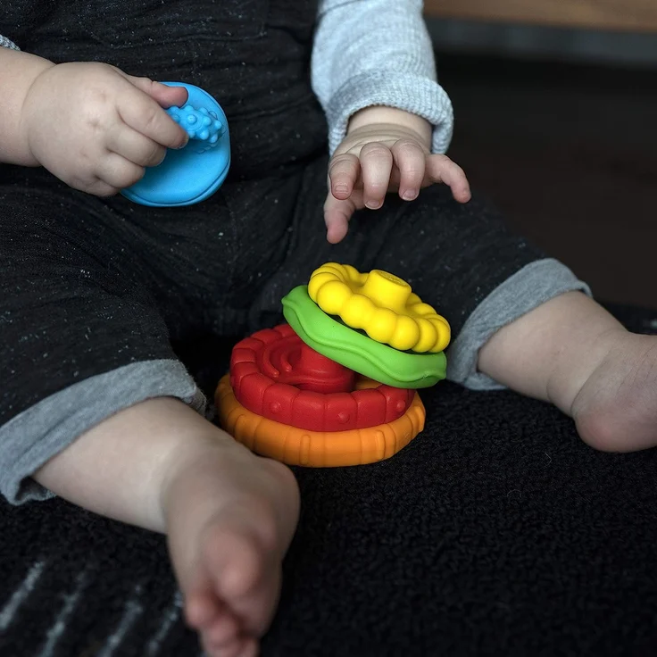 Baby Einstein 12356 Stack & Teethe, Beißring-Set mit unterschiedlichen Strukturen, leicht zu greifen, 5-teilig, Beißring und Spielzeugset zum Stapeln, mehrfarbig, 90 g – Bild 11