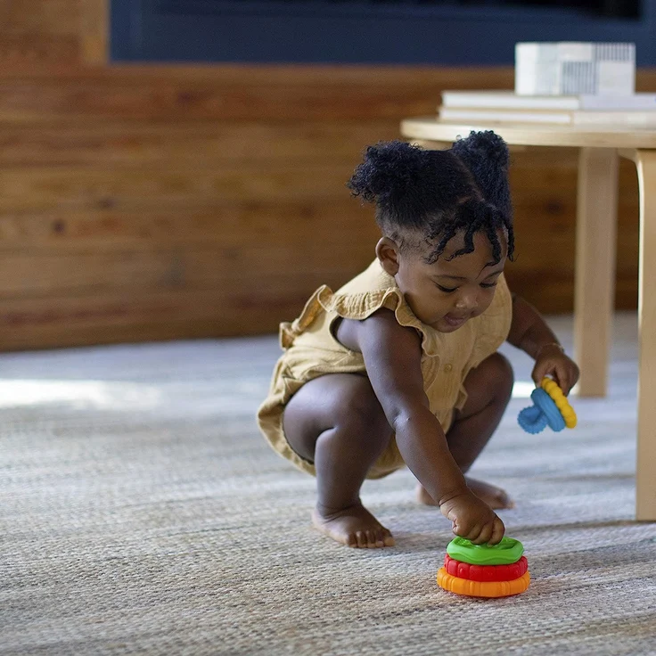Baby Einstein 12356 Stack & Teethe, Beißring-Set mit unterschiedlichen Strukturen, leicht zu greifen, 5-teilig, Beißring und Spielzeugset zum Stapeln, mehrfarbig, 90 g – Bild 3