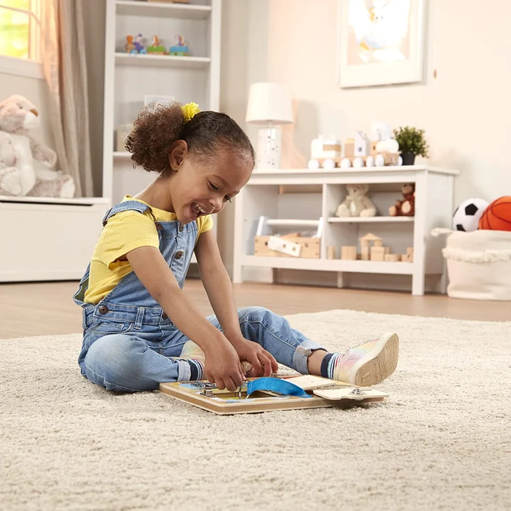 Melissa & Doug Spielbrett mit Schlössern und Riegeln – Bild 6