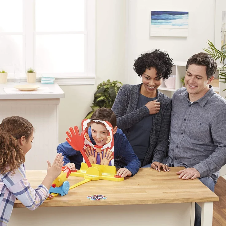 Hasbro Pie Face Kanone, lustiges Partyspiel, sahnestarkes Familienspiel, Gemeinschaftsspiel für den Kindergeburtstag, wer bekommt die Sahne ins Gesicht? 2 oder mehr Spieler, ab 5 Jahren – Bild 4