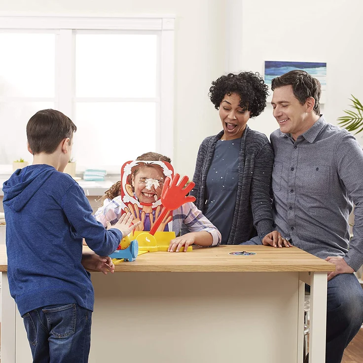 Hasbro Pie Face Kanone, lustiges Partyspiel, sahnestarkes Familienspiel, Gemeinschaftsspiel für den Kindergeburtstag, wer bekommt die Sahne ins Gesicht? 2 oder mehr Spieler, ab 5 Jahren – Bild 5