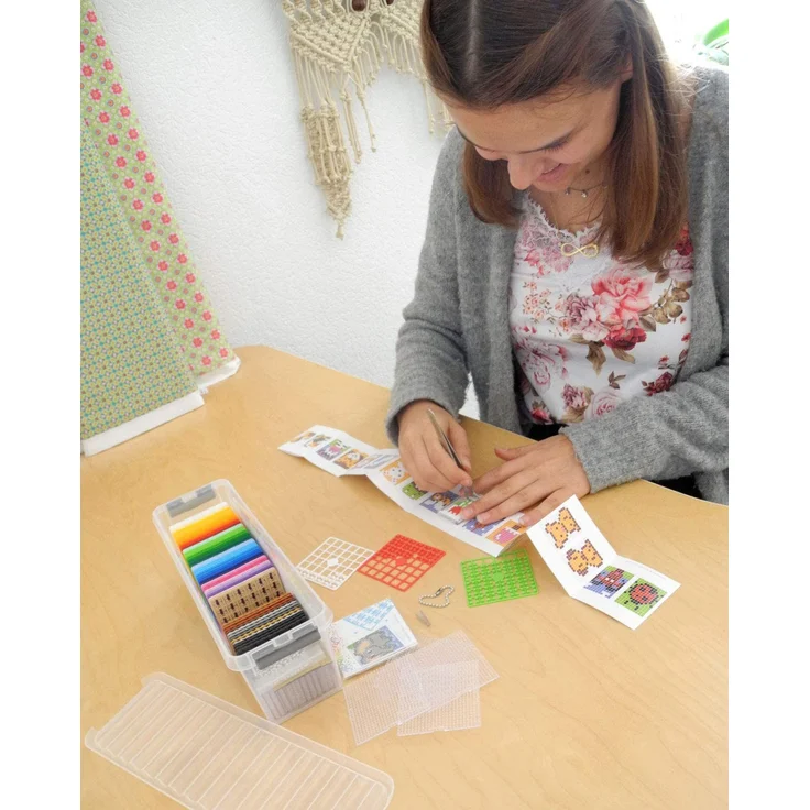 Pracht Creatives Hobby P60001-27501 Pixel-kleine Starter Box, Bastelset mit 60 Pixelplatten, 4 Grundplatten, 12 Medaillons mit Kette und 4 Minivorlagenhefte, für Jungen und Mädchen, bunt – Bild 2