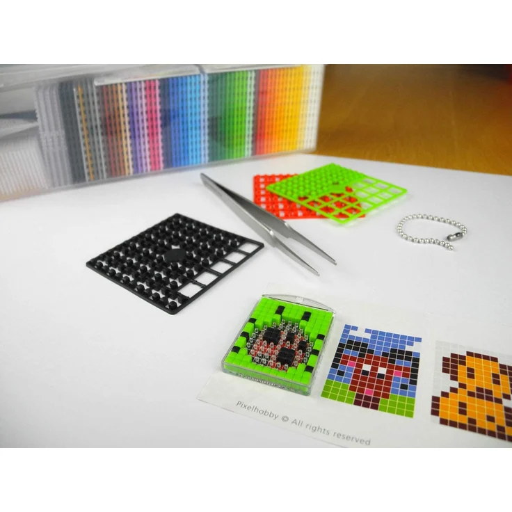 Pracht Creatives Hobby P60001-27501 Pixel-kleine Starter Box, Bastelset mit 60 Pixelplatten, 4 Grundplatten, 12 Medaillons mit Kette und 4 Minivorlagenhefte, für Jungen und Mädchen, bunt – Bild 3