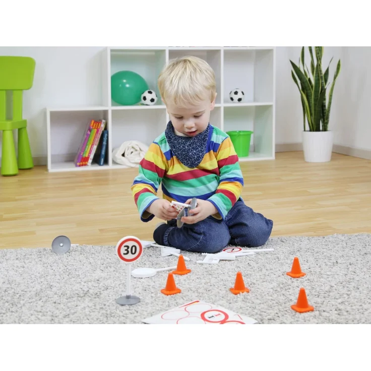 Lena 04440 - Verkehrszeichen Set mit 17 Teilen, mit 9 Verkehrsschilder ca. 16 cm, 5 Pylonen und 3 Bauzäunen, optimal für Lena Spielfahrzeuge Truxx, Worxx, Truckies, EcoAktives, Aktive und andere - Preisvergleich – Bild 9