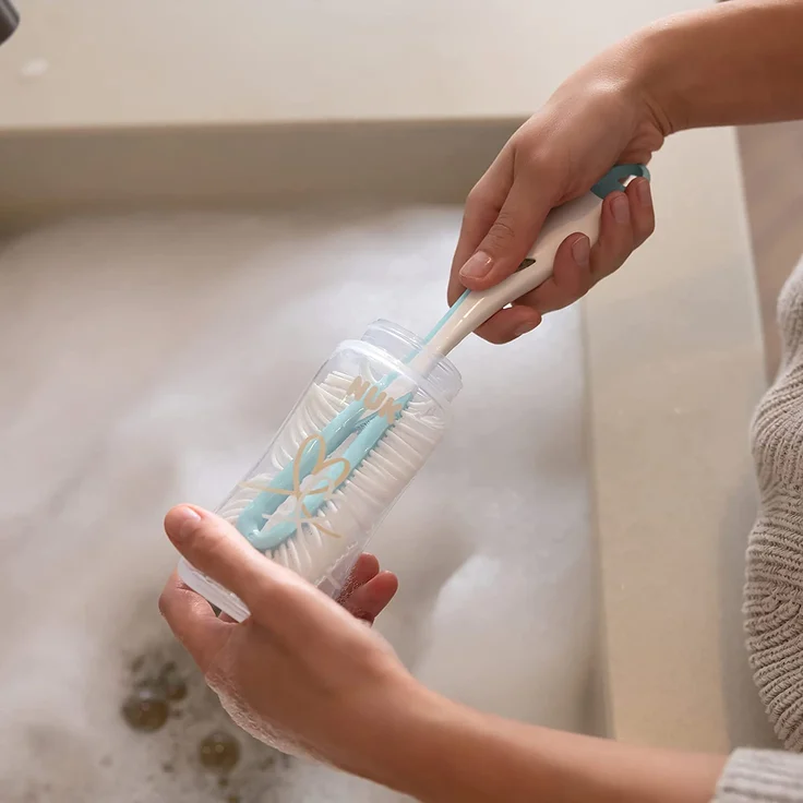 NUK Flaschenbürste mit integrierter Saugerbürste im ergonomischen Griff, für Flaschen und Sauger, 1 Stück, Farbe nicht frei wählbar – Bild 4