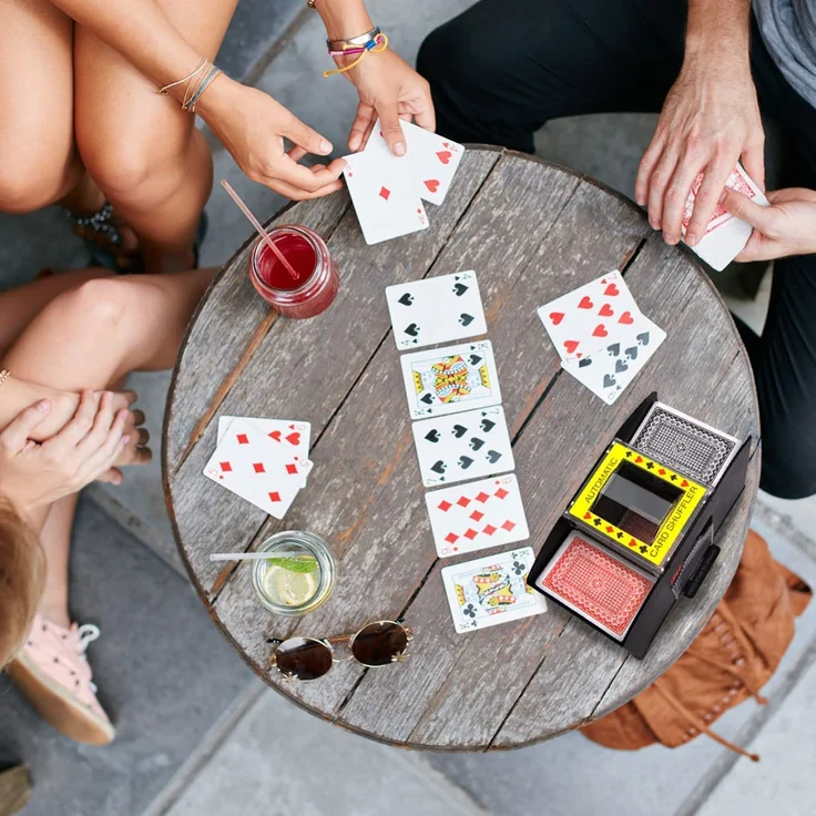 GOODS+GADGETS Elektrischer Kartenmischer Automatische XXL Karten-Mischmaschine für 4 Decks; Batteriebetrieben für sämtliche Spielkarten bis 90 mm - Preisvergleich – Bild 4