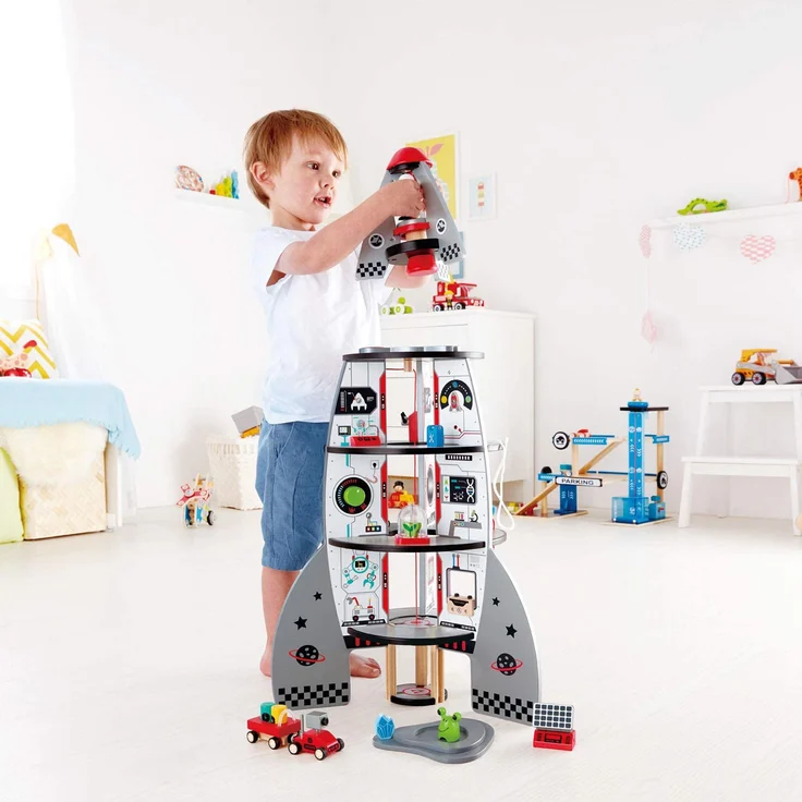 Hape E3021 E3021-Vierstufenrakete, Holzspielzeug Vierstufenrakete, Raumschiff inkl. viel Zubehör, 74cm hoch, aus Holz – Bild 2