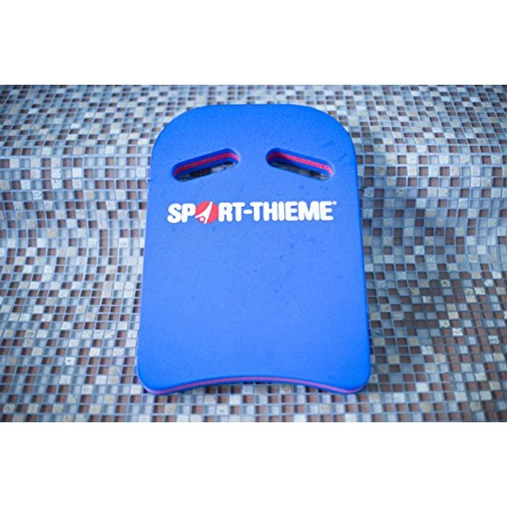 Sport-Thieme Schwimmbrett Kick mit Griffen | Kickboard, Schwimmhilfe, Schwimmtraining für Erwachsene u. Kinder | Extra starker 3-lagiger PE-Schaum | 45x32x4 cm | 100 g | Blau-Rot – Bild 2