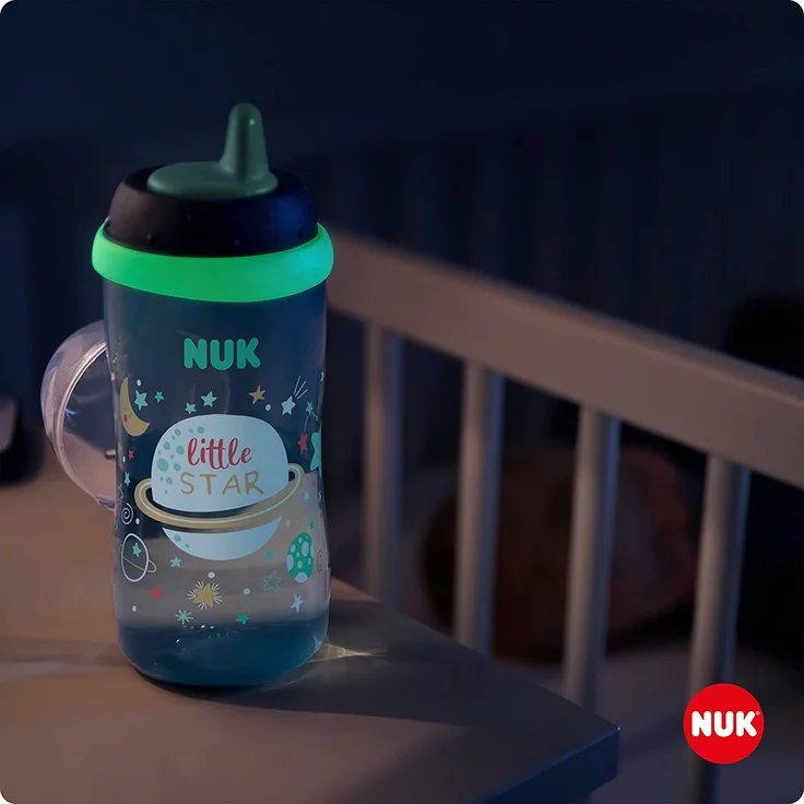 NUK Kiddy Cup Night Trinklernflasche | Schnabeltasse mit Leuchteffekt | 12+ Monate | Auslaufsicher mit harter Trinktülle | Clip und Schutzkappe | BPA-frei | 300 ml | Planeten (blau), 10255678 – Bild 5