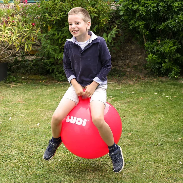 LUDI XXL Roter Hopper Ball Angepasster Griff - Großer aufblasbarer Hüpfball - Dicker und elastischer Kunststoff - Innen- und Außenspielzeug - Um EIN Spitzenhüpfer zu Werden | Ab 5 Jahren – Bild 3