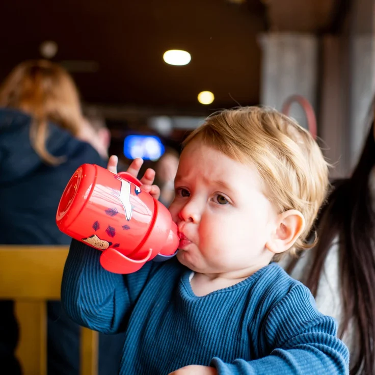 Tommee Tippee Superstar Weighted Strohbecher für Kleinkinder mit INTELLIVALVE 100% auslaufsicherer Technologie und hygienischer antibakterieller BACSHIELD-Technologie, 6 m+, 300 ml, 1 Stück, gelb – Bild 8