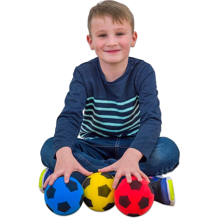 Betzold Kinder-Softball, Soft-Bälle, Kinder-Ball aus Schaumstoff, Schaumstoffball, besonders weich und griffig, gelb, blau, rot, im Netz, unbeschichtet, Ø 12 cm,3 Stück – Bild 3