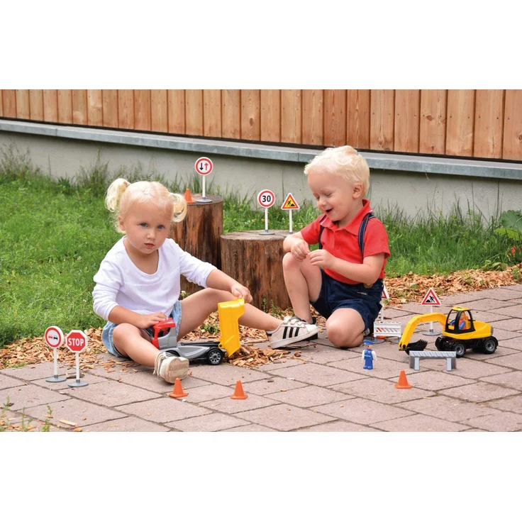 Lena 01631 Truckies Set Baustelle 23 teilig, Inhalt: Muldenkipper LKW 22 cm, Bagger ca, 25 cm, 3 Spielfiguren und 17 Verkehrsschilder & Pylone, Baufahrzeuge & Figuren für Kinder ab 2 Jahren - Preisvergleich – Bild 6