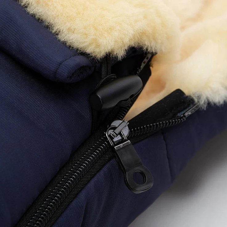 Lammfell-Fußsack OSLO für Babywanne von WERNER CHRIST BABY – universal Winterfußsack aus medizinischem Fell, für Tragetasche, Babyschale & Kinderwagen, in schwarz – Bild 3
