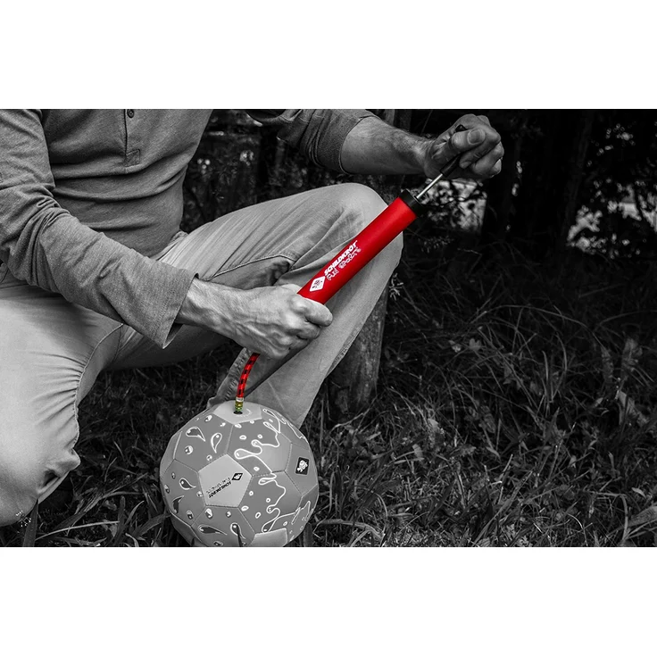 Schildkröt Funsports Schildköt Ballpumpe, inkl Luftschlauch und 2 Nadeln, Balllpumpe für Fussball, Volleyball, Basketball, 970989, Rot, One Size – Bild 2