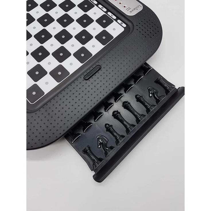 Lexibook CG1335 Chessman FX, Elektronisches Schachspiel mit Berührungstastatur und Licht-und Soundeffekte, 32 Stück, 64 Schwierigkeitsgrade, Familienbrettspiel, Schwarz/Silber – Bild 3