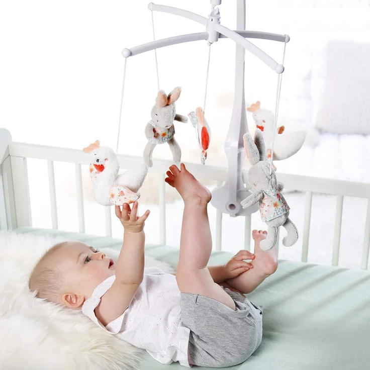 Fehn 062137 Musik-Mobile Schwanensee | Spieluhr-Mobile mit Schwan, Hase und Blume zum Lauschen & Staunen | Zum Befestigen am Bett für Babys von 0-5 Monaten | Höhe: 65 cm, ø 40 cm – Bild 2