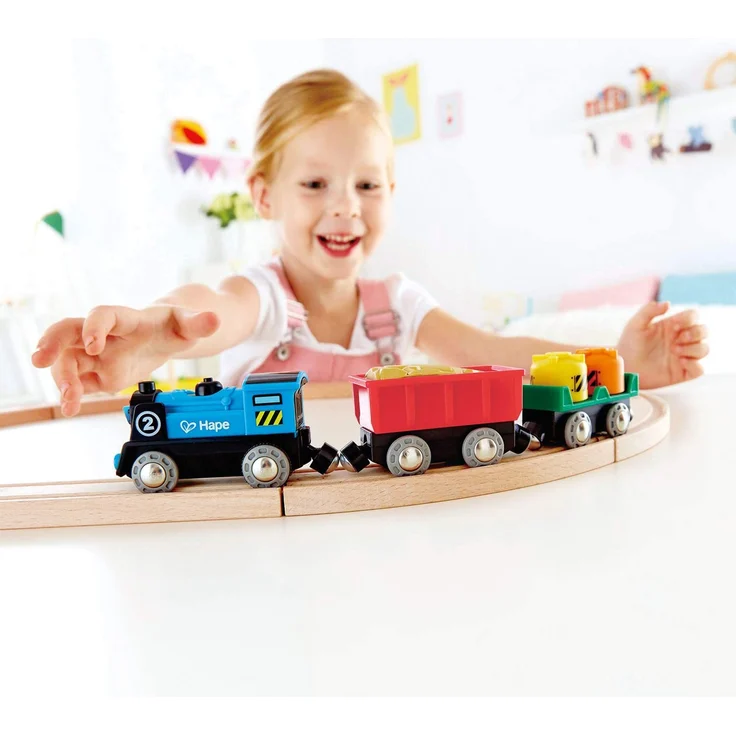 Hape Kleinkindspielzeug Güterzug mit Batterieantrieb – Bild 3