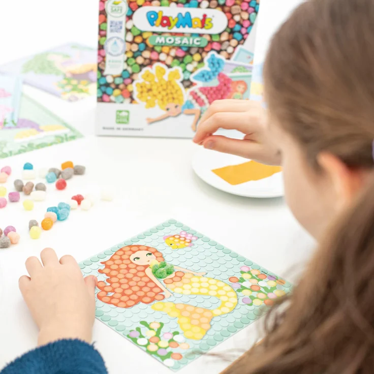 PlayMais MOSAIC Dream Mermaid Kreativ-Set zum Basteln für Mädchen ab 5 Jahren | Über 2.300 Stück & 6 Mosaik Klebebilder mit Meerjungfrauen | Fördert Kreativität & Feinmotorik | Natürliches Spielzeug – Bild 1