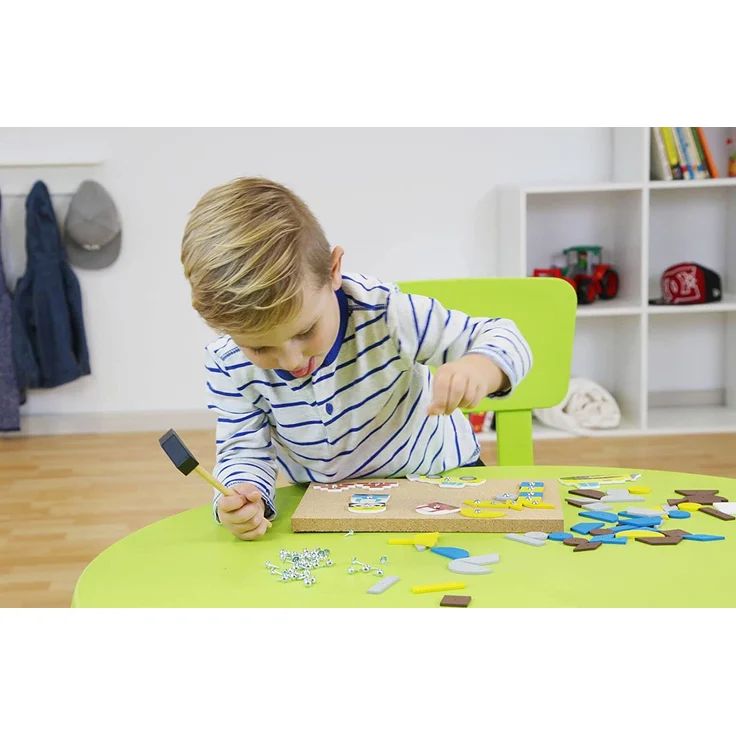 Lena 65828 Hammerspiel, Nagelspiel mit 64 bunten 8 Baustellen Teilen, Grundplatte aus Kork ca. 28 x 19,5 cm, Hammer und Nägel, Klopfspiel für Kinder ab 3 Jahre, Hämmerchenspiel, Mehrfarbig – Bild 7