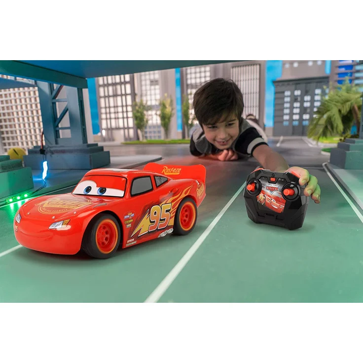 Dickie Toys 203084028 Cars 3 Lightning McQueen Turbo Racer, RC, ferngesteuertes Auto mit 2-Kanal Fernbedienung, Spielzeugauto mit Turbofunktion, USB Ladefunktion, inkl. Batterien, Maßstab 1:24, 17 cm – Bild 6