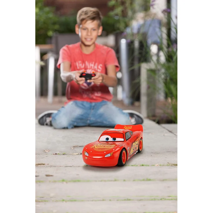 Dickie Toys 203084028 Cars 3 Lightning McQueen Turbo Racer, RC, ferngesteuertes Auto mit 2-Kanal Fernbedienung, Spielzeugauto mit Turbofunktion, USB Ladefunktion, inkl. Batterien, Maßstab 1:24, 17 cm – Bild 4