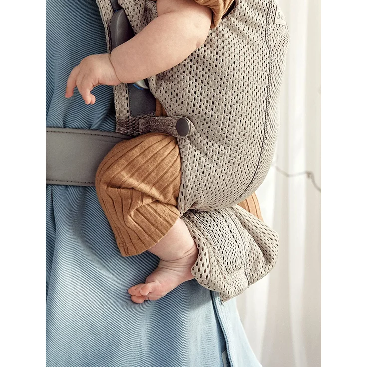 BABYBJÖRN Babytrage Mini (Greige, 3D Mesh) – Bild 7